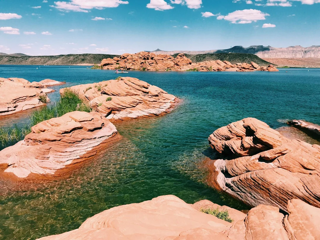 sand-hollow-reservoir-hurricane-utah-near-zion-national-park-red-rock-water-landscape Sand Hollow Reservoir in Hurricane Utah near Zion National Park with red rock formations and clear blue water